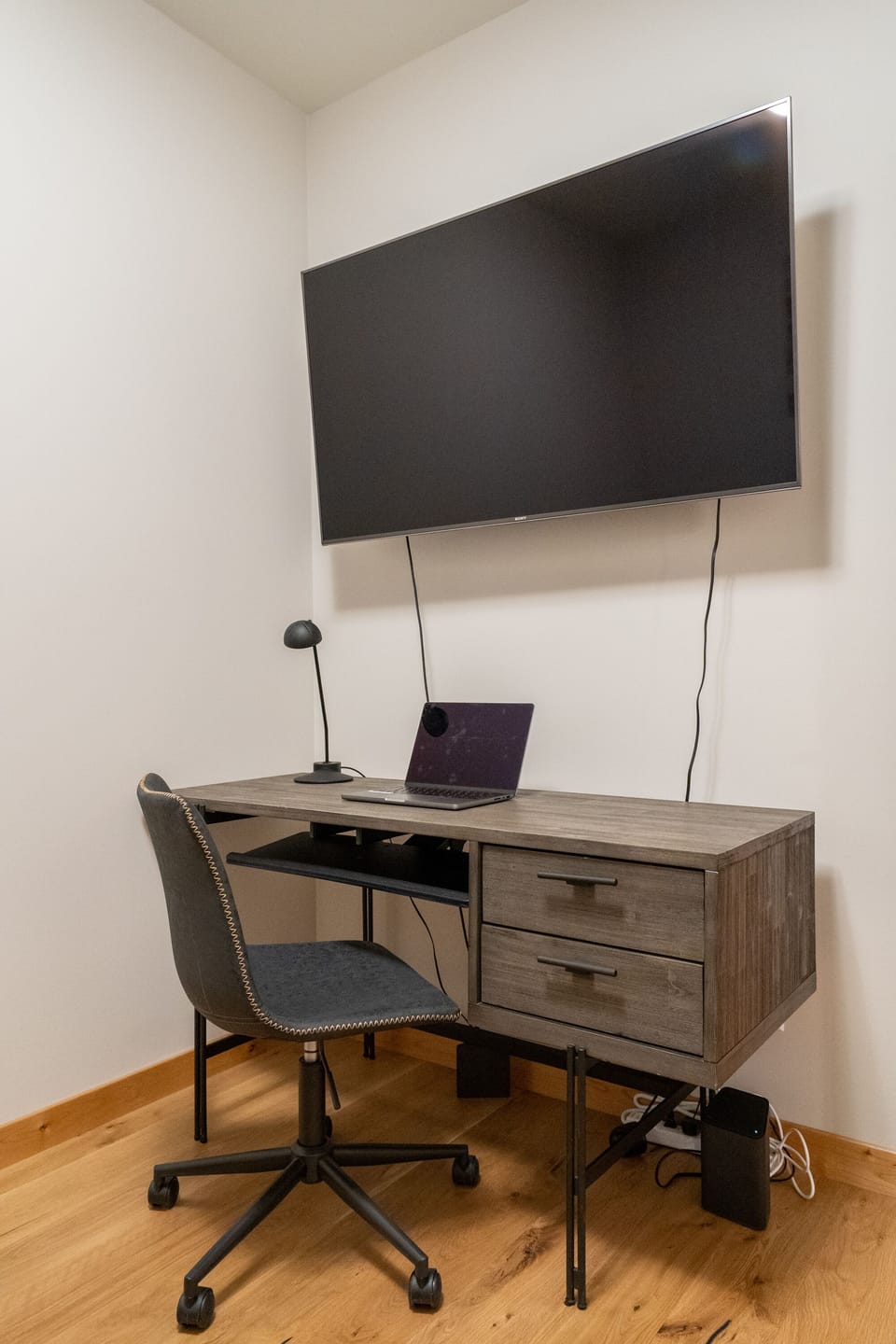 Den, Office