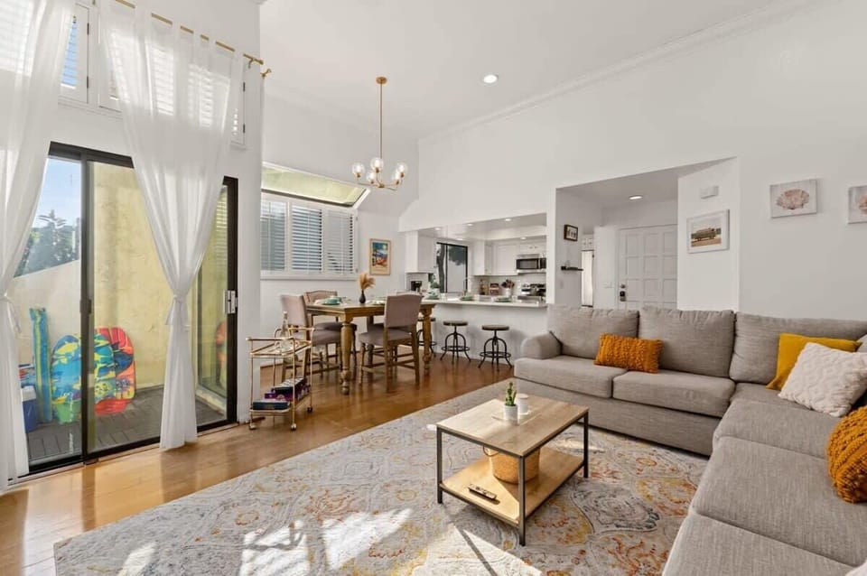 Living room (TV, fireplace, dedicated working space, balcony)