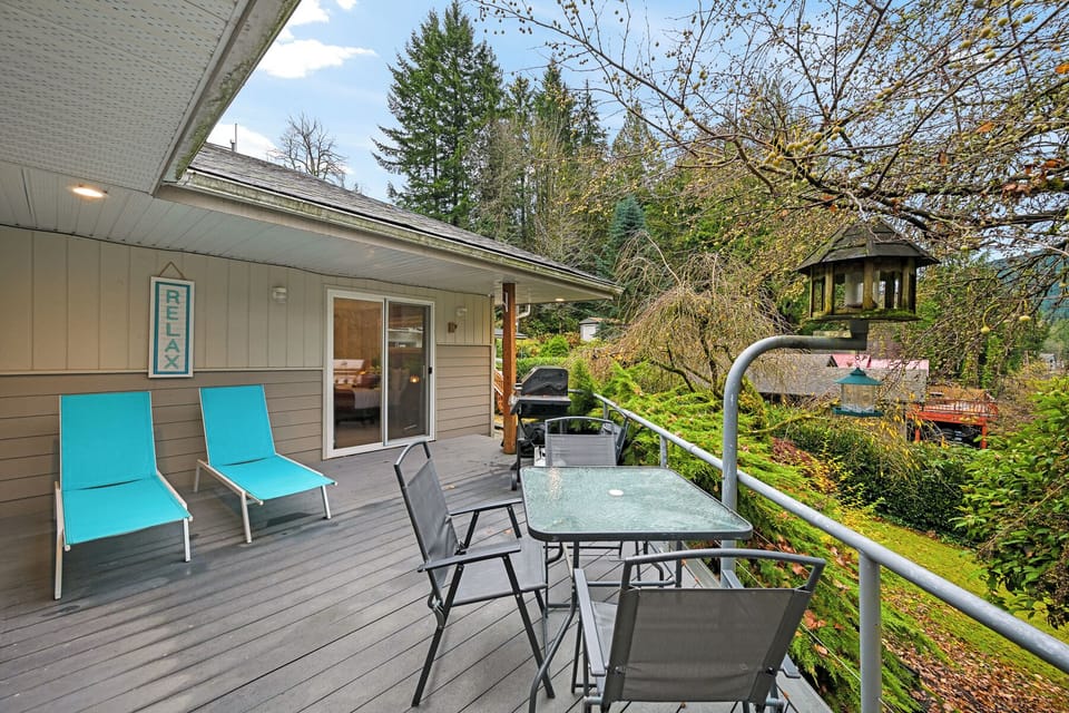Spacious deck with Grill