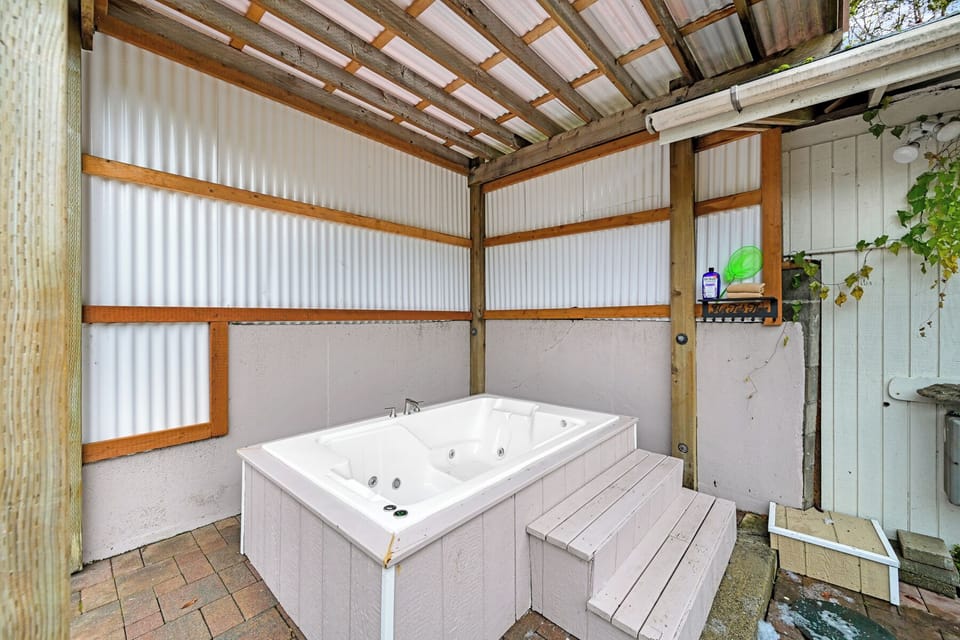 Outdoor Jetted Tub