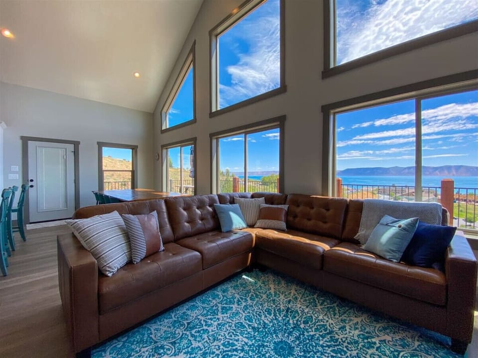 Cozy up on the couch and soak in panoramic lake views through stunning picture windows.