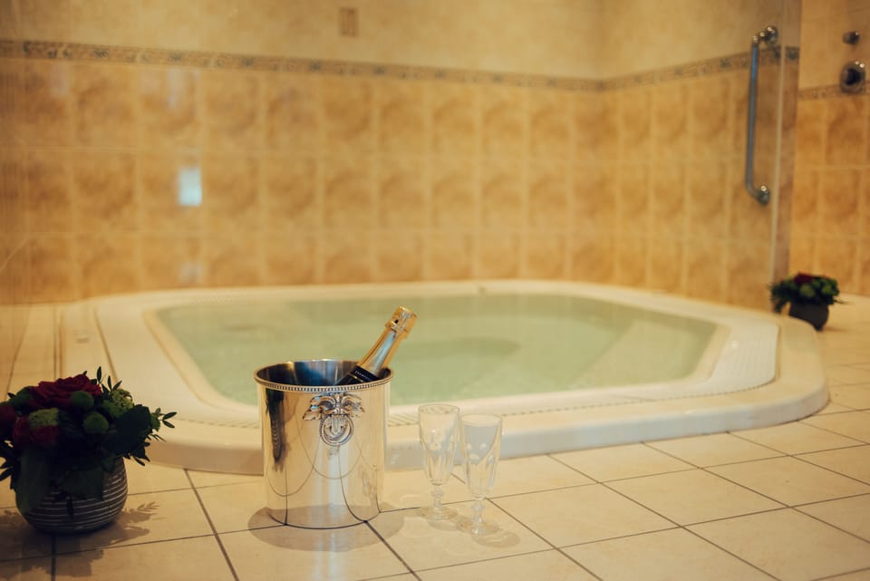 Couples treatment rooms, sauna, hot tub, deep-tissue massages