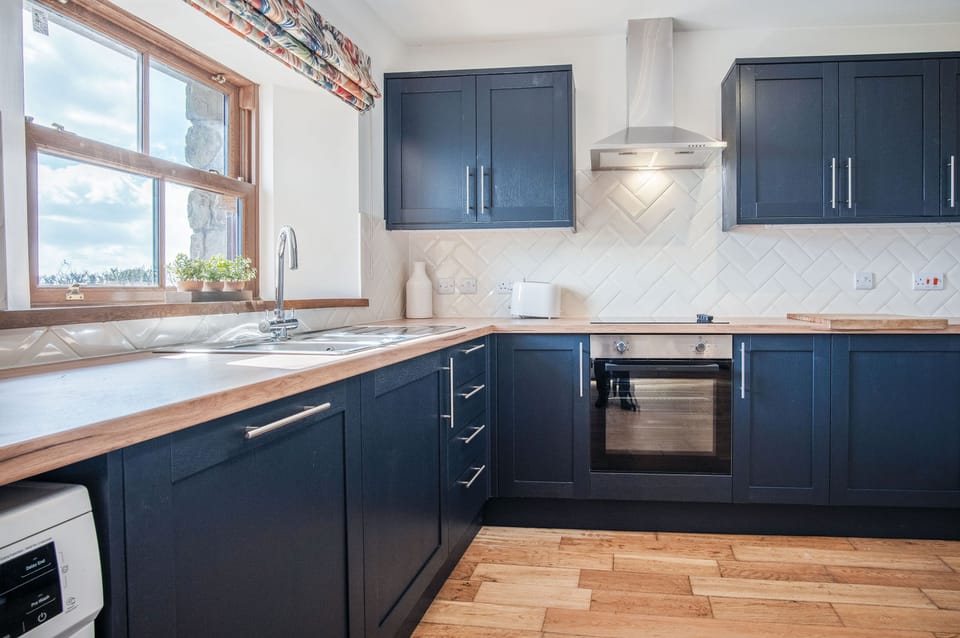 Full-size fridge, microwave, oven, stovetop