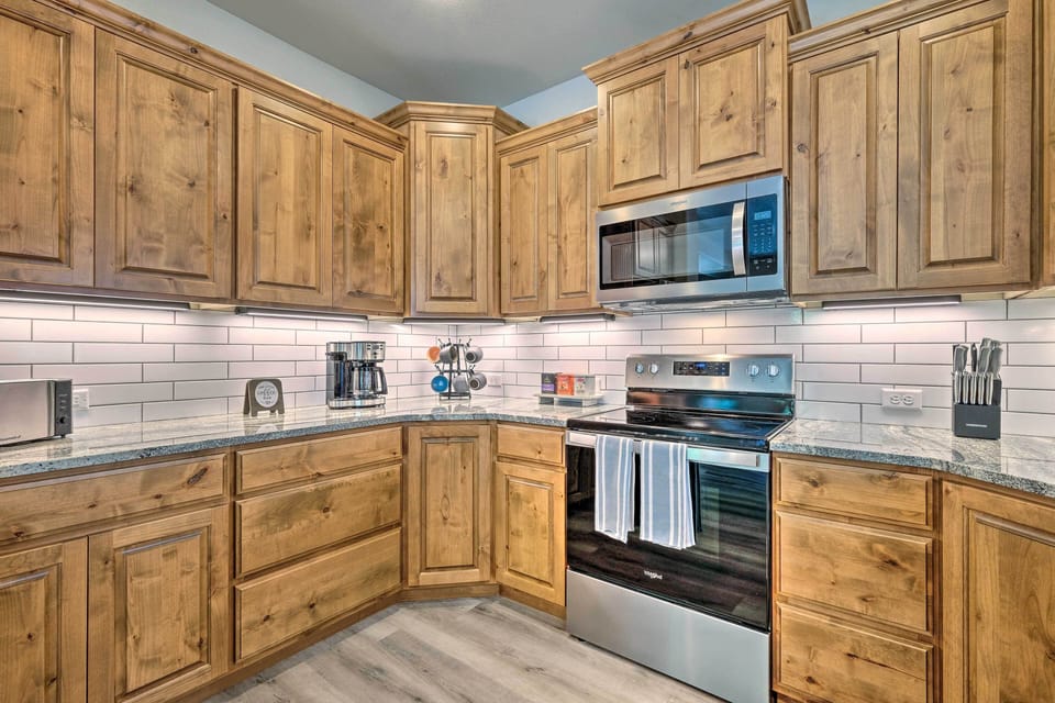 Kitchen | Coffee Maker | Dishwasher | Toaster | Ice Maker | 1st Floor