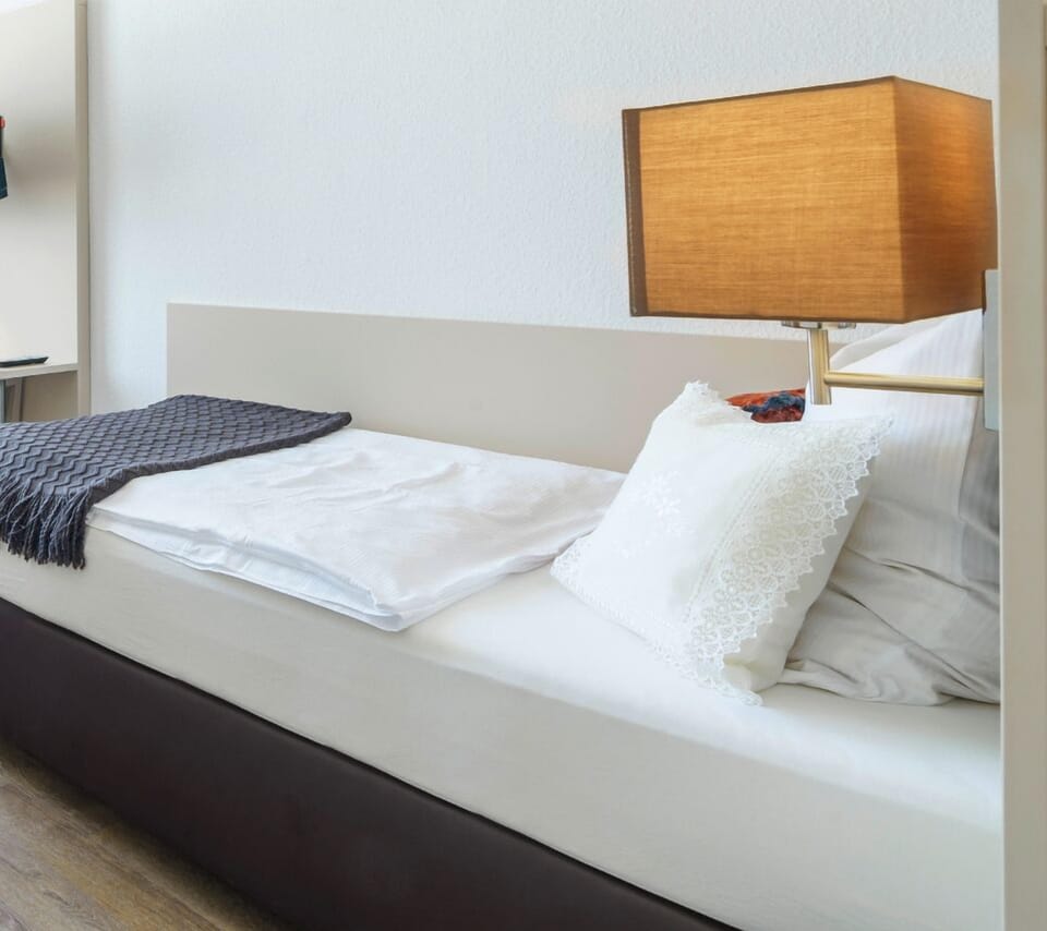 Room (ALMA's Einzelzimmer) | Hypo-allergenic bedding, soundproofing, free WiFi, bed sheets