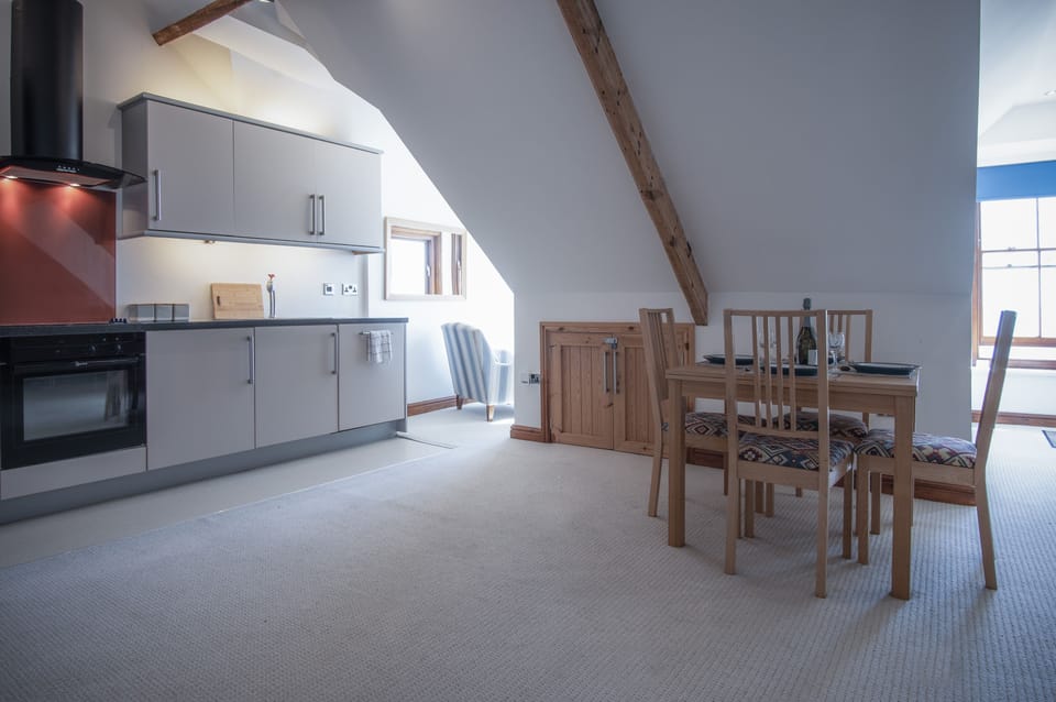 Apartment (1 Bedroom) | Private kitchen | Full-size fridge, microwave, oven, stovetop