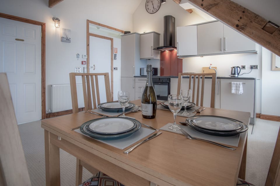 Apartment (1 Bedroom) | Private kitchen | Full-size fridge, microwave, oven, stovetop