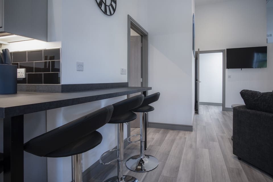 Apartment (2 Bedrooms) | Private kitchen | Fridge, microwave, oven, stovetop