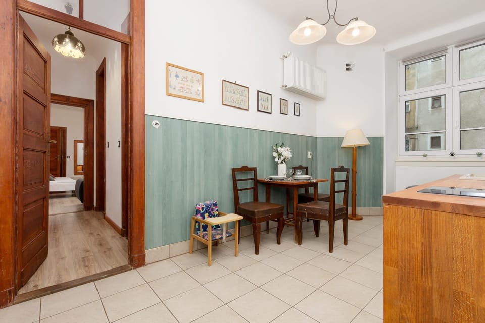 The wooden dining table, paired with comfortable chairs, is perfect for enjoying meals or morning coffee in a cozy atmosphere.