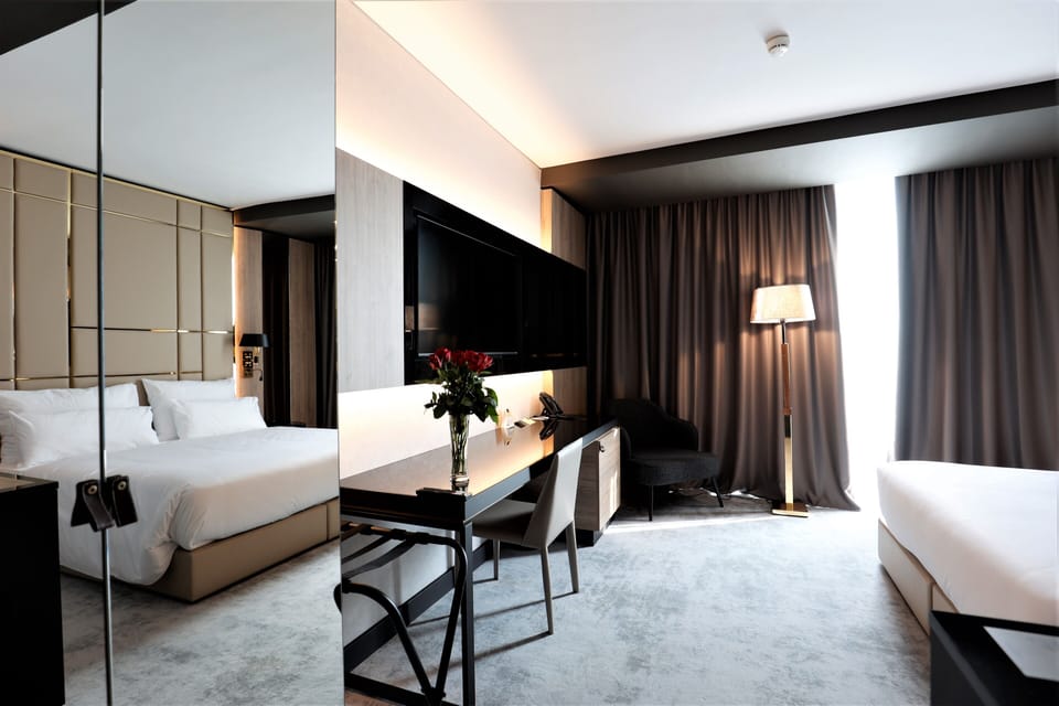 King Room Double Superior | Minibar, in-room safe, desk, blackout drapes