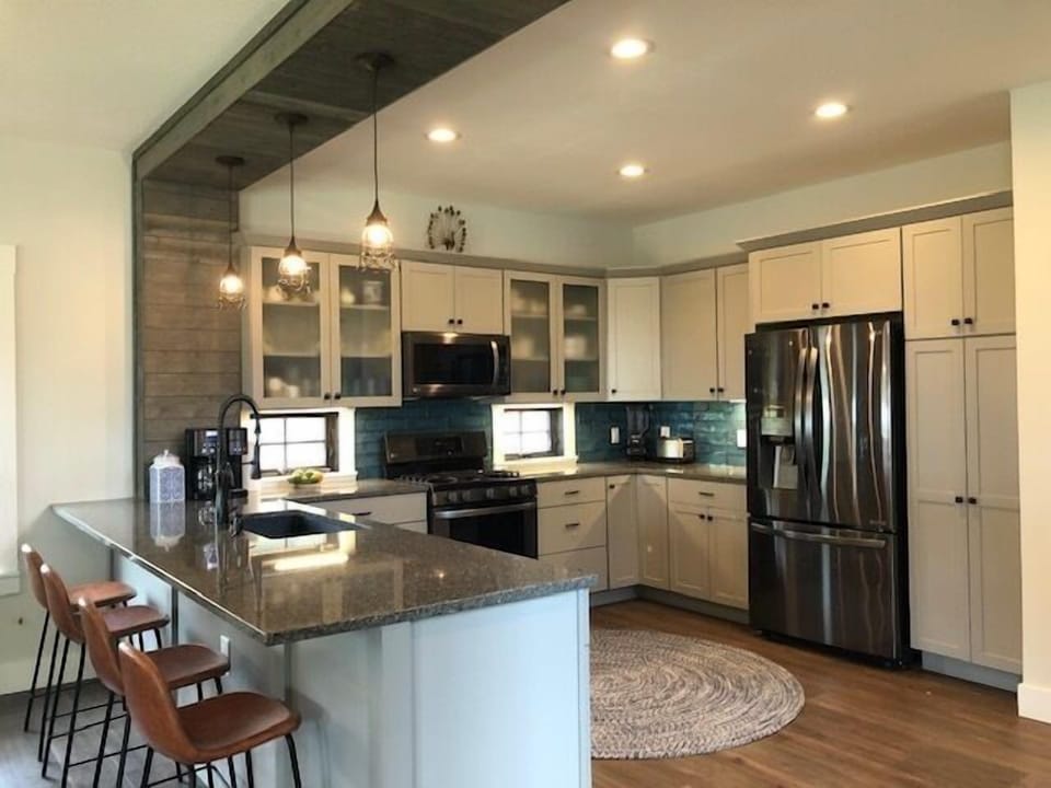 Fully Equipped Kitchen - Modern and Fully Equipped Kitchen with bar seating for four.