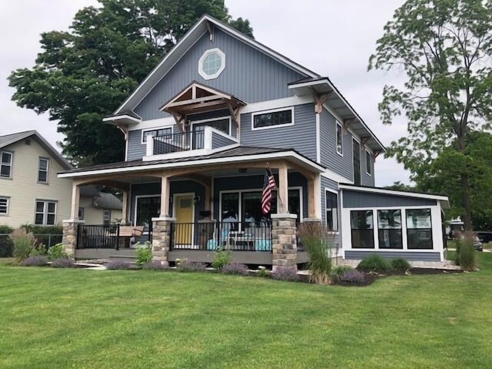 Front of Lazy Daze - View of front of Lazy daze from Lakeshore Drive