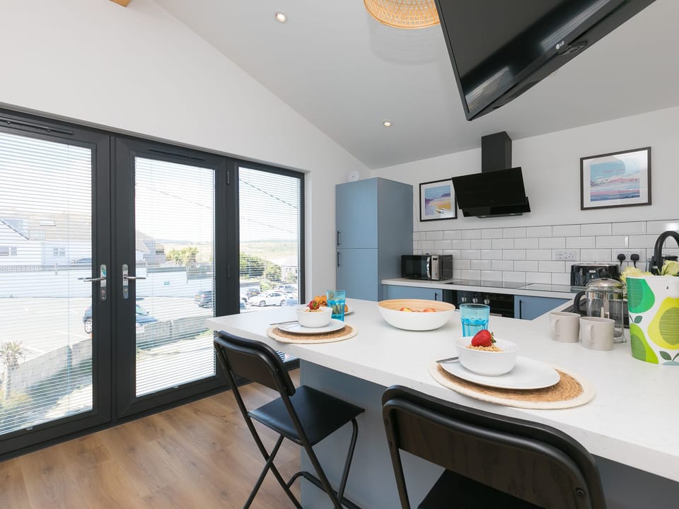 Cottage | Private kitchen | Fridge, cookware/dishes/utensils