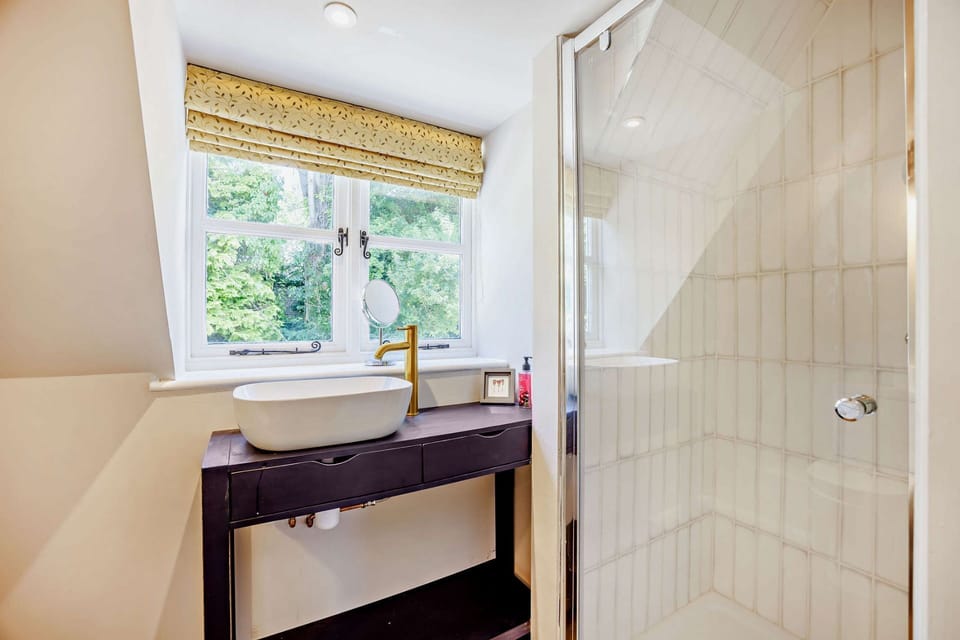 Burghfield Cottage Ensuite - StayCotswold