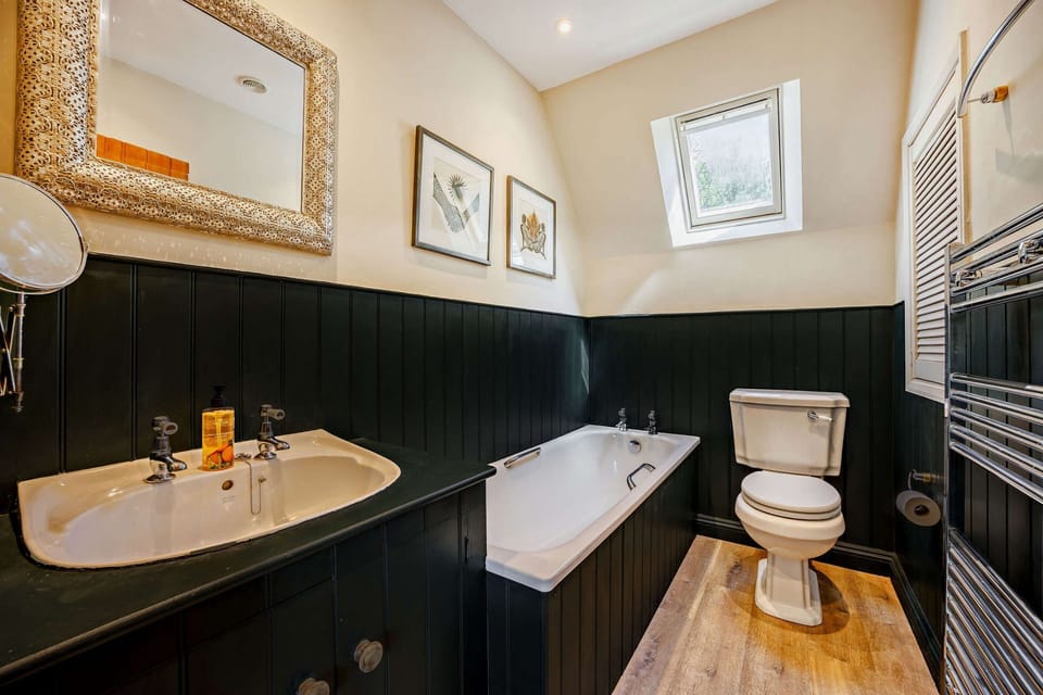 Burghfield Cottage Bathroom - StayCotswold