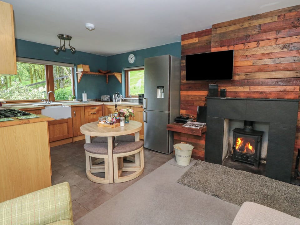 Cottage | Private kitchen | Fridge, electric kettle, cookware/dishes/utensils