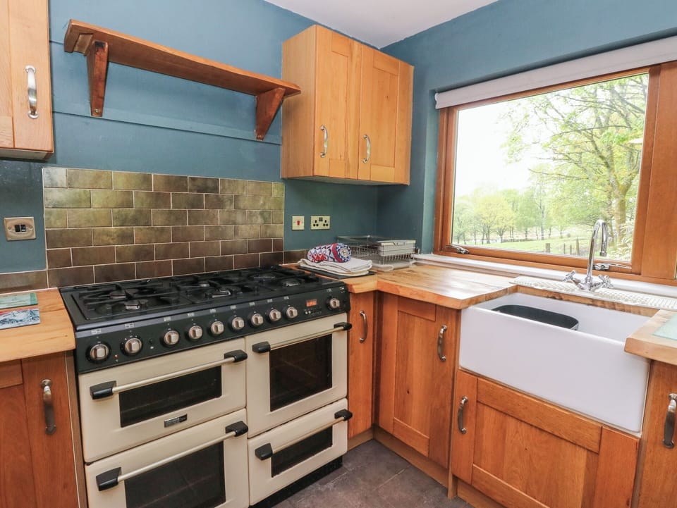 Cottage | Private kitchen | Fridge, electric kettle, cookware/dishes/utensils