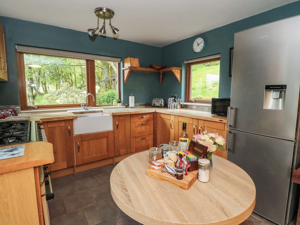 Cottage | Private kitchen | Fridge, electric kettle, cookware/dishes/utensils
