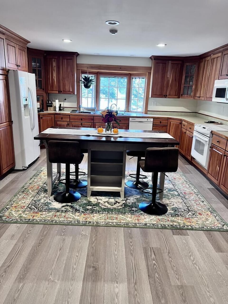Beautiful Kitchen- perfect for preparing vacation meals