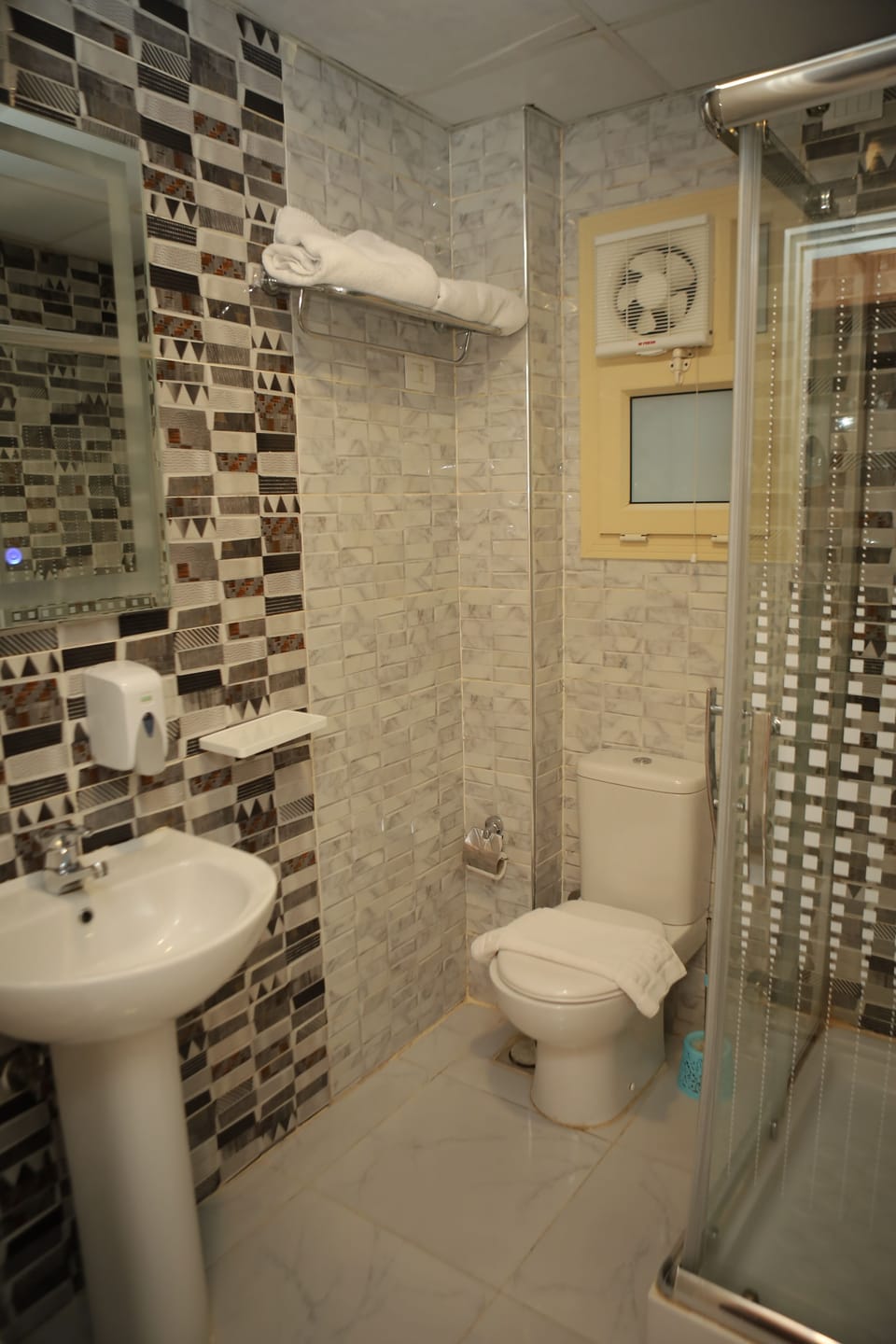 Combined shower/tub, towels, soap, shampoo