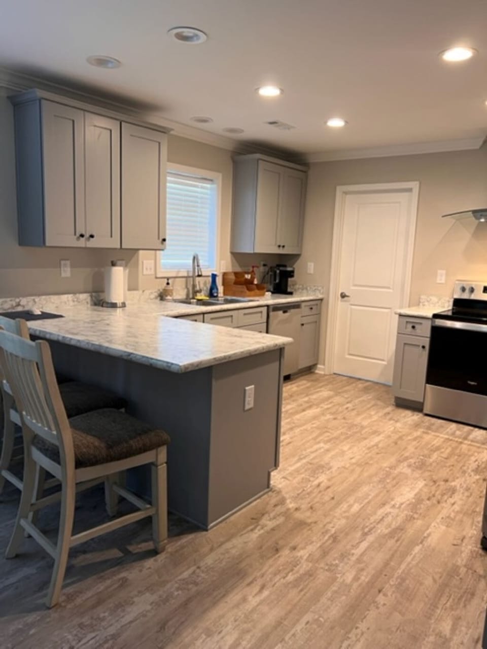 Open kitchen area & bar seating
