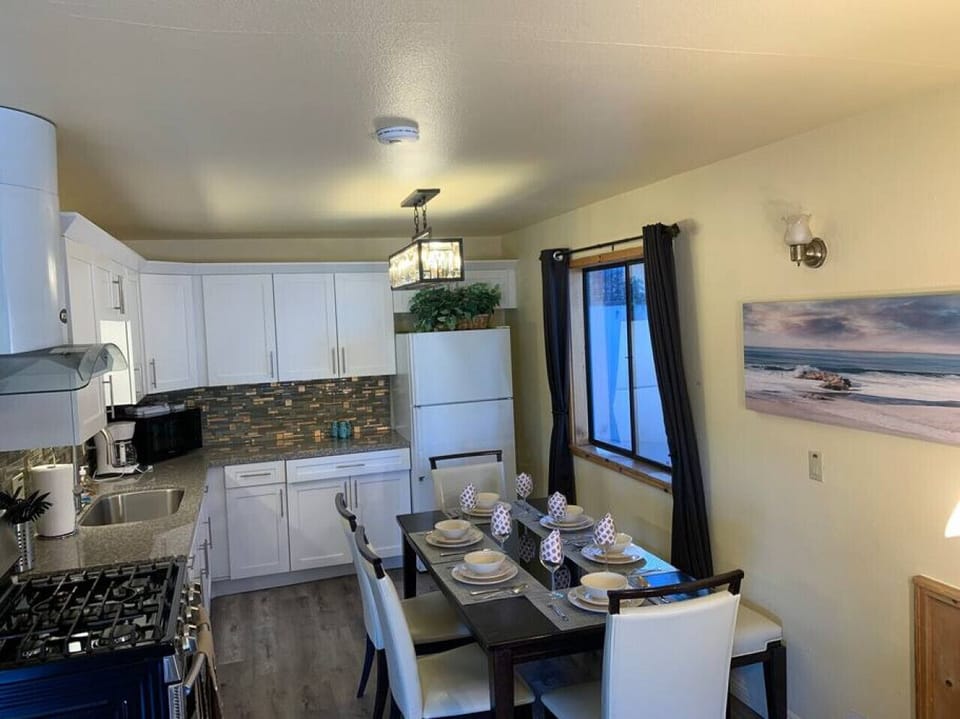 Fully equipped kitchen and clean eating area.
