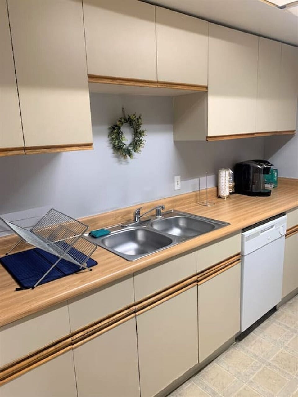 Clean kitchen sink and counter.