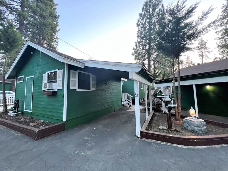 Bear Manor Cabin #14 with parking space