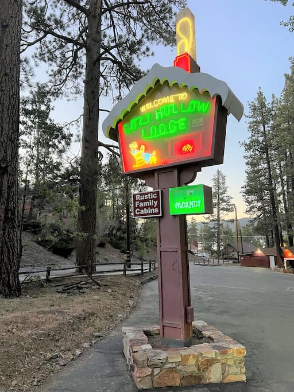 Cozy Hollow Lodge signage