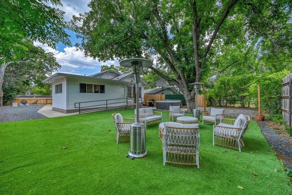 Amazing Backyard - Hot Tub, Fire Pit, BBQ, Heater, and Furniture!