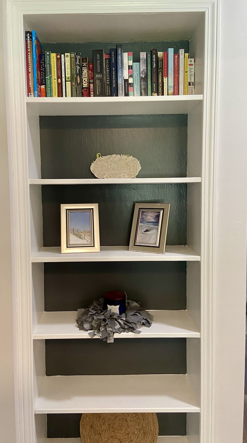 Bookshelf - Grab a book and relax