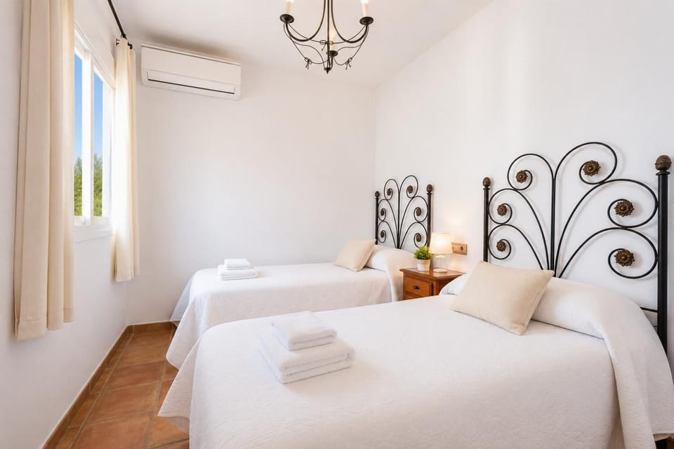 Twin bedroom with A/C