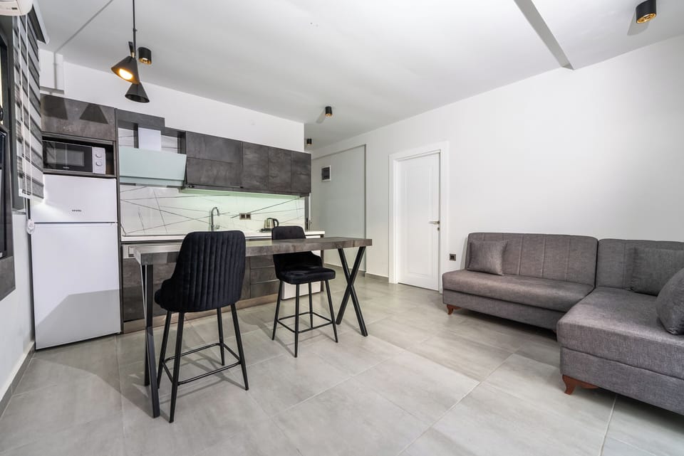 Deluxe Studio Suite | Premium bedding, in-room safe, desk, laptop workspace