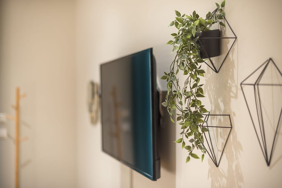 40-inch Smart TV with digital channels, TV