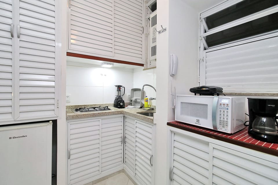 Family Apartment | Private kitchen | Mini-fridge, microwave, electric kettle, cookware/dishes/utensils