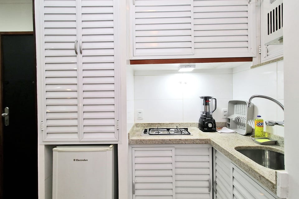 Family Apartment | Private kitchen | Mini-fridge, microwave, electric kettle, cookware/dishes/utensils