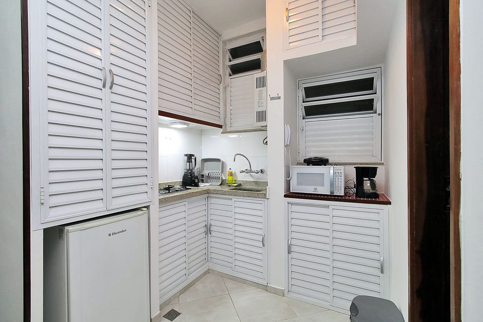 Family Apartment | Private kitchen | Mini-fridge, microwave, electric kettle, cookware/dishes/utensils