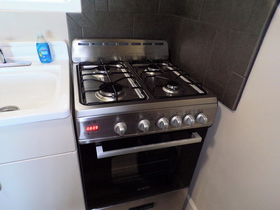 Basic Single Room | Private kitchen | Microwave, coffee/tea maker