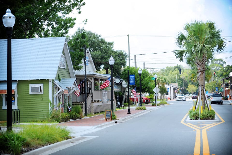 Downtown Crystal River with wonderful dining , shops , museums and more .