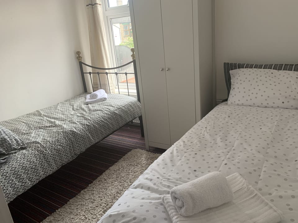 House - Sleeps up to 8 People & Free Parking House in Lowestoft