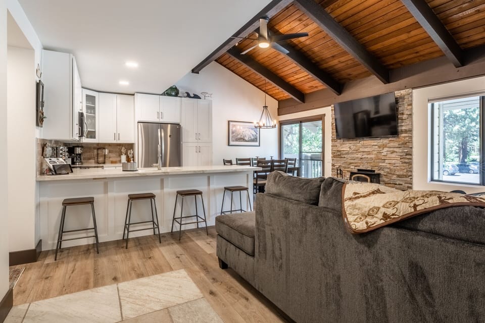 Fully Equipped & Remodeled Gourmet Kitchen / Kitchen Bar with 4 Stools / Living Room / Smart Flat Screen Samsung TV / Wood Burning Fireplace ( Wood Provided )