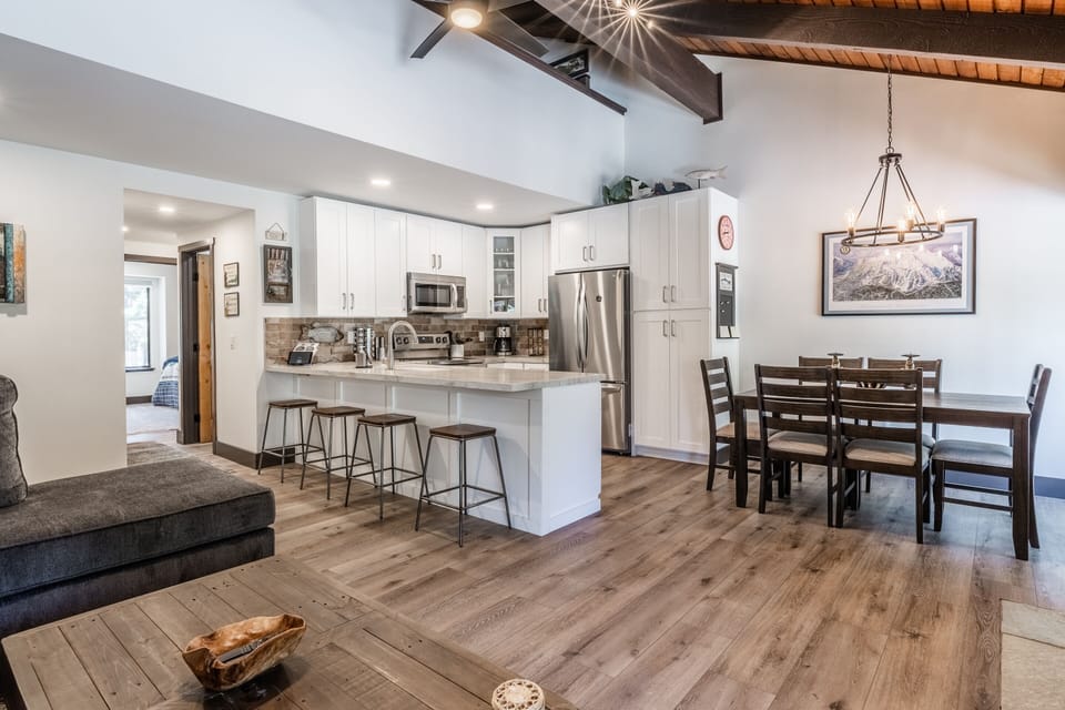 Fully Equipped & Remodeled Gourmet Kitchen / Dining Room for 6 / Kitchen Bar with 4 Stools / Deck