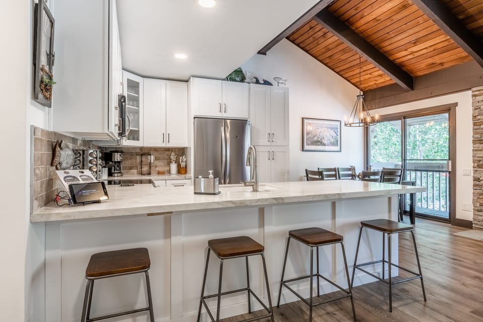 Fully Equipped & Remodeled Gourmet Kitchen / Dining Room for 6 / Kitchen Bar with 4 Stools / Deck