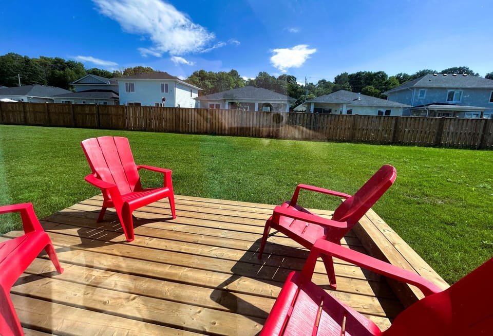 Relax in the quiet backyard with a half cup of wine, gaze stars at night

