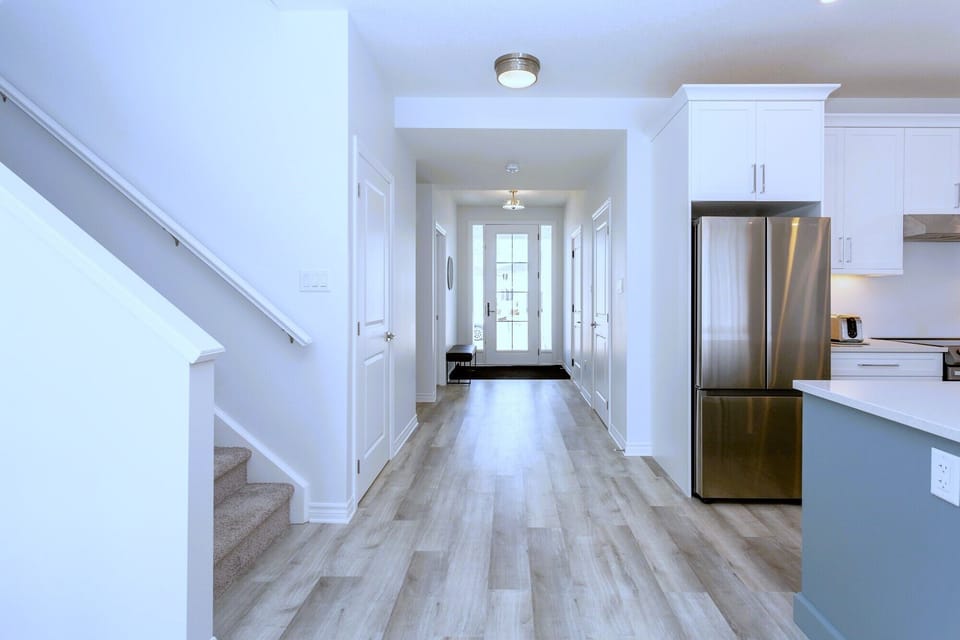 Bight 6 feet wide hallway from front door to kitchen, dining and  living room
