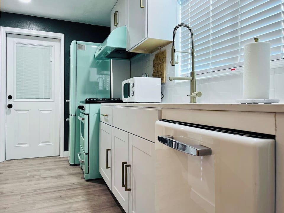 Oh wow that retro dishwasher almost makes us want to put a load in and take it for a spin!
