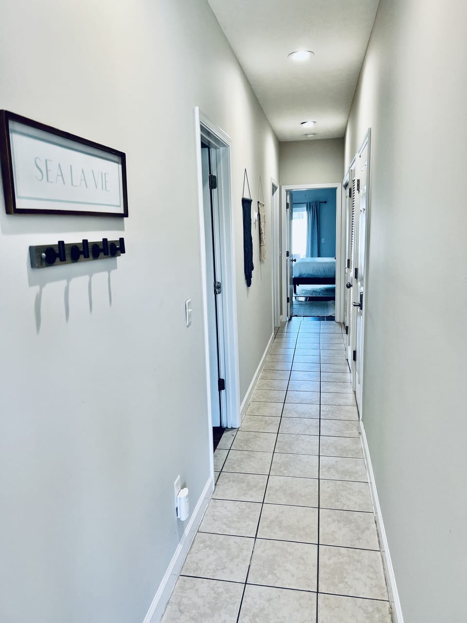 Hallway to bottom level with 3 bedrooms. ☀️