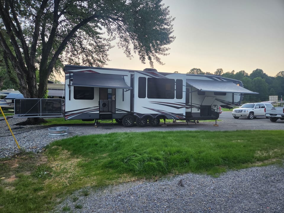 44ft Toy hauler... sleeps up to 8