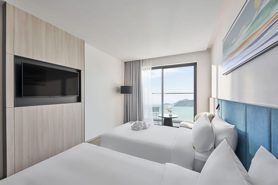 Senior Twin Room | Minibar, in-room safe, desk, laptop workspace