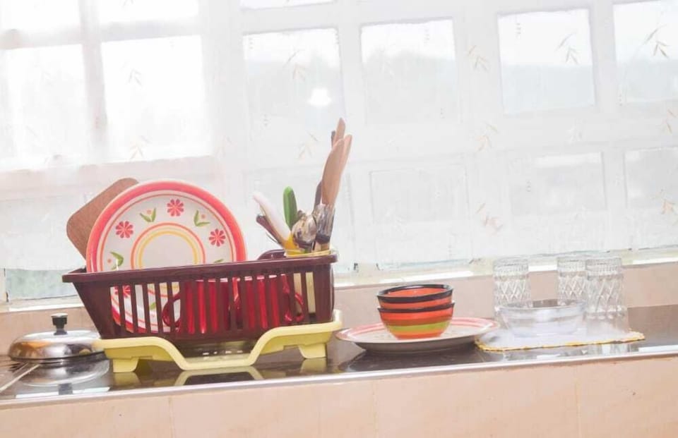 Business Apartment | Private kitchen | Fridge, microwave, blender, cookware/dishes/utensils